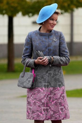 La reine des Belges Mathilde, dans un manteau Armani Privé, à Vilnius en Lituanie le 24 octobre 2022