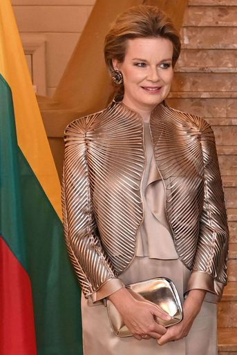 Détail de la veste en cuir métalisé de la reine des Belges Mathilde à Vilnius en Lituanie, le 25 octobre 2022