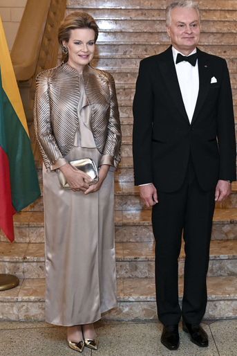 La reine des Belges Mathilde en Giorgio Armani à Vilnius en Lituanie, le 25 octobre 2022