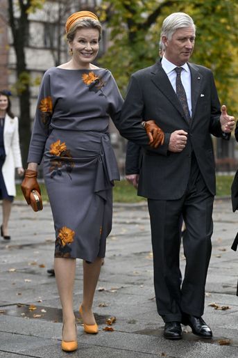 La reine des Belges Mathilde dans une robe Dries Van Noten à Kaunas en Lituanie, le 26 octobre 2022