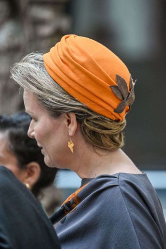 Le chapeau-turban reine des Belges Mathilde à Kaunas en Lituanie, le 26 octobre 2022