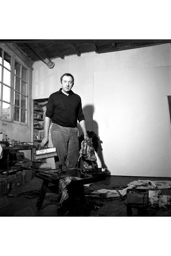 En avril 1967, Pierre Soulages reçoit Paris Match dans son atelier parisien. À 47 ans, il est le plus jeune peintre à avoir l’honneur d’une rétrospective de son œuvre au Musée national d’art moderne.