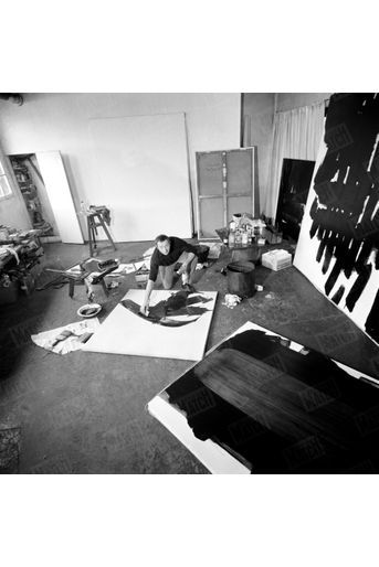 Pierre Soulages ne donne jamais de titre à ses toiles. Parlant du noir, il dit: « Je m’intéresse à ses variations en fonction de l’épaisseur des stries, du traitement des surfaces. Cette couleur n’existe pas dans la nature. Elle est pur artifice et fait vibrer toutes les autres. »