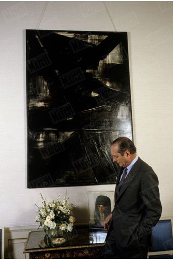 Jacques Chirac en avril 1988, devant la même œuvre de Soulages. Il est alors Premier ministre et reçoit Bernard Pivot qui l’interviewe à l’hôtel de ville de Paris pour Paris Match.