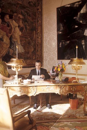 Le Premier ministre Jacques Chaban-Delmas en février 1970 dans son bureau de Matignon où il travaille devant un de ses tableaux. 
