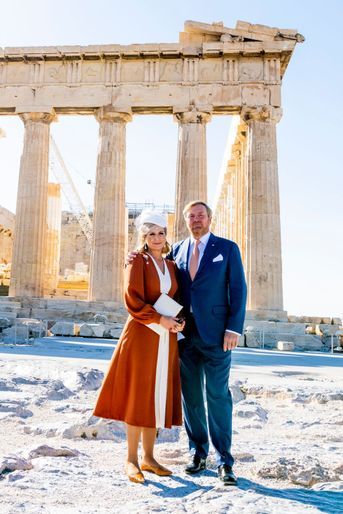 La reine Maxima et le roi Willem-Alexander des Pays-Bas devant le Parthénon à Athènes, le 31 octobre 2022