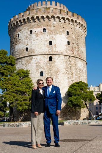 La reine Maxima et le roi Willem-Alexander des Pays-Bas prennent la pose devant la Tour blanche à Thessalonique, le 2 novembre 2022