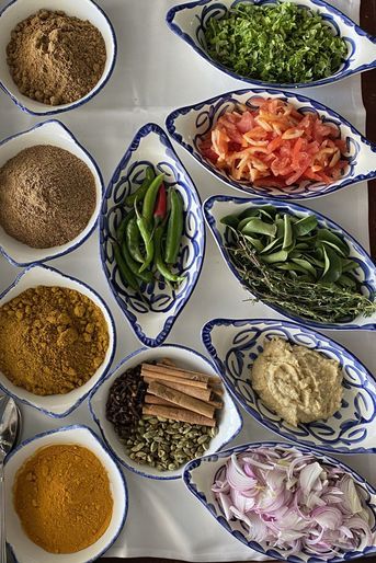 Ingrédients pour la préparation d’un curry.