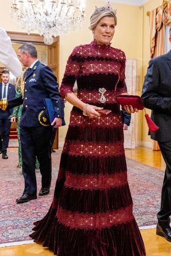 La reine Maxima des Pays-Bas a accompagné sa robe bordeaux des bijoux de la parure en diamants et rubis Mellerio de la famille royale néerlandaise, à Athènes le 31 octobre 2022