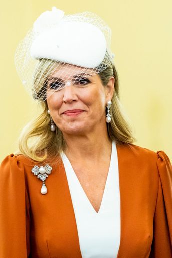 La reine Maxima des Pays-Bas coiffé d'un petit chapeau à voilette et parée de perles à Athènes, le 31 octobre 2022