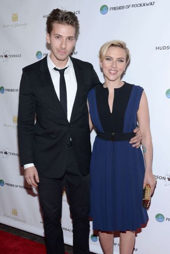 Scarlett Johansson a un frère jumeau, Hunter, qui a été conseiller de Barack Obama lors de sa campagne en 2008. 