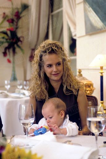 Kelly Preston et son fils Jett, à Paris en septembre 1992.<br />
