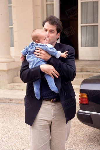 John Travolta et son fils Jett, à Paris en septembre 1992.<br />
