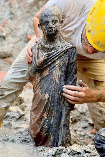 Les 24 sculptures, qui représentent des divinités vénérées au sanctuaire, sont dans un état de conservation presque parfait après deux millénaires.