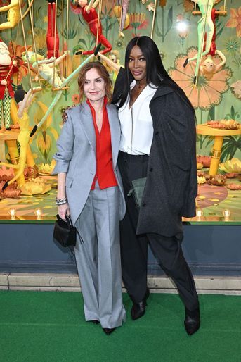 Isabelle Huppert et Naomi Campbell lors de l'inauguration des vitrines de Noël du Grand Magasin Printemps à Paris, le 9 novembre 2022. 