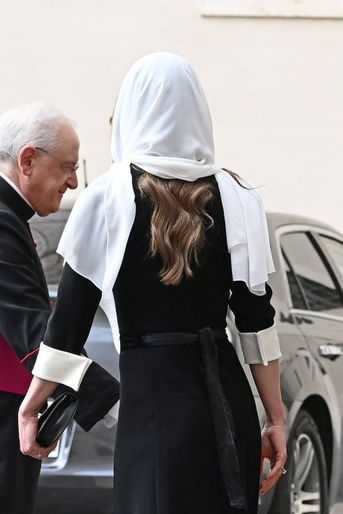 La reine Rania de Jordanie, de dos, au Vatican, le 10 novembre 2022