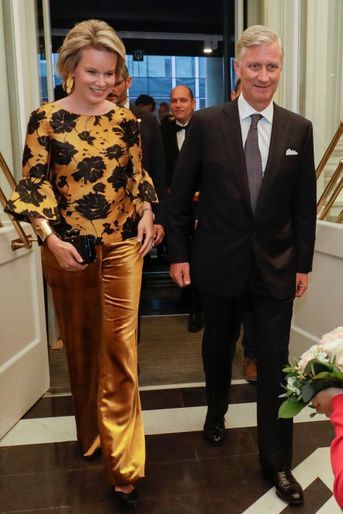 La reine des Belges Mathilde dans un top or à fleurs noires Natan, à Bruxelles le 5 septembre 2017