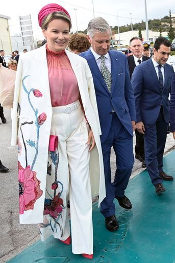 La reine des Belges Mathilde dans un manteau et un pantalon Christos Costarellos en Grèce, le 4 mai 2022