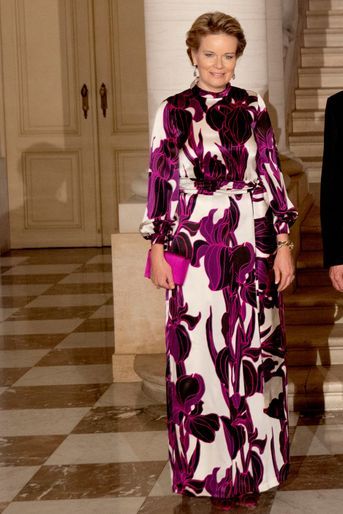La reine des Belges Mathilde dans une robe Natan à Bruxelles, le 21 mars 2022