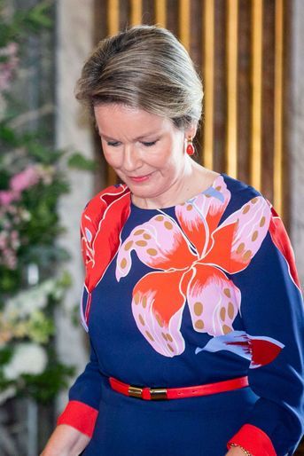 Les fleurs XXL de la robe de la reine des Belges Mathilde, le 12 mai 2022