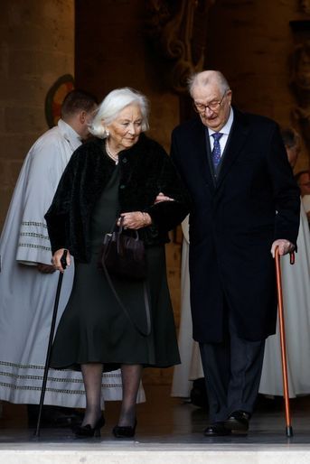 L'ex-reine Paola et l'ex-roi des Belges Albert II, appuyés chacun sur une canne, à Bruxelles le 15 novembre 2022