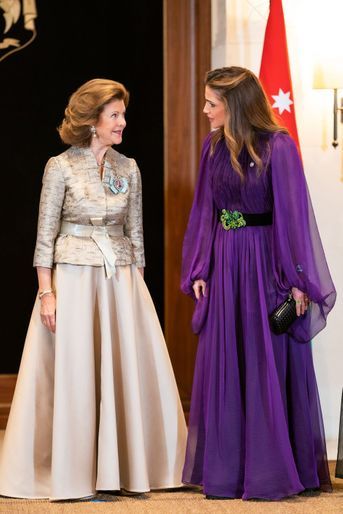 La reine Rania de Jordanie avec la reine Silvia de Suède lors du banquet d'Etat à Amman, le 15 novembre 2022