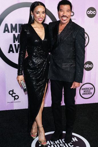 Lionel Richie et sa compagne Lisa Parigi lors des American Music Awards, au Microsoft Theater, à Los Angeles, le 20 novembre 2022.