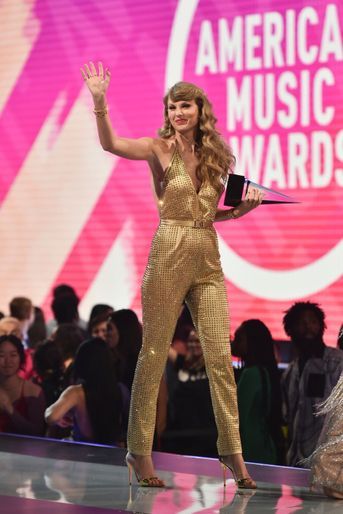 Taylor Swift sur la scène des American Music Awards, au Microsoft Theater, à Los Angeles, le 20 novembre 2022.