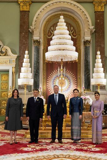 Le roi de Thaïlande Maha Vajiralongkorn, la reine Suthida et la princesse Sirivannavari Nariratana avec Kamala Harris et son mari Doug Emhoff au Palais royal à Bangkok, le 18 novembre 2022 