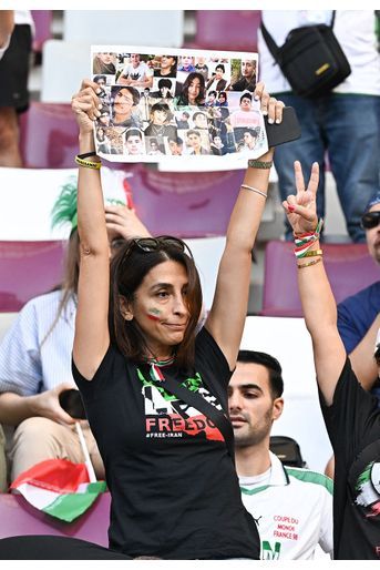 Une spectatrice en larmes regarde onze joueurs iraniens visages fermés, qui s'abstiennent de chanter l'hymne national: le mouvement de protestation en Iran, durement réprimé, s'est invité lundi au premier match du Mondial-2022 de la "Team Melli" contre l'Angleterre.