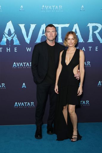 Sam Worthington et son épouse Lara Bingle à l'avant-première d'"Avatar 2", au Hoyts Entertainment Quarter, à Sydney en Australie, le 21 novembre 2022.