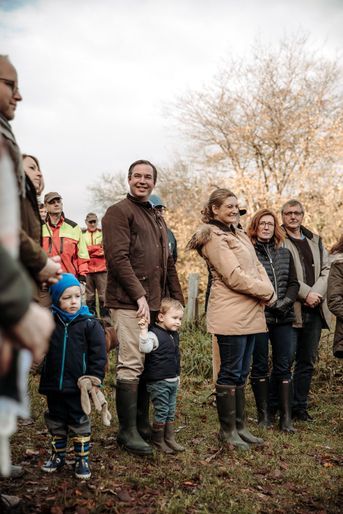 Le prince Charles de Luxembourg avec ses parents le grand-duc héritier Guillaume et la princesse Stéphanie, enceinte de son deuxième enfant, à Fischbach le 19 novembre 2022