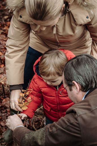 Le prince Charles de Luxembourg a planté un hêtre aidé de ses parents à Fischbach, le 19 novembre 2022