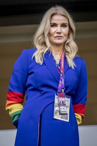 Helle Thorning-Schmidt, ancienne Première ministre danoise, était mardi dans les tribunes au Qatar, portant un manteau aux couleurs de l’arc-en-ciel.