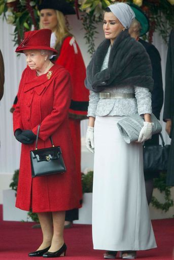La sheika Mozah du Qatar avec la reine Elizabeth II à Windsor, le 26 octobre 2010