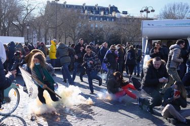 À Paris, les forces de l’ordre ont employé des grenades lacrymogènes pour disperser les manifestants, Cinquante-quatre personnes ont été interpellées.