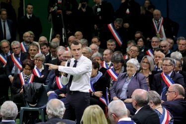 Face à la contestation, Emmanuel Macron lance un « grand débat national ». Pendant trois mois, il rencontre plus de 2000 maires.