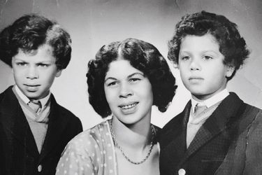 Grichka (à g.) et Igor dans les années 1950 avec leur mère, Maya von Kolowrat, fille d’une princesse autrichienne et d’un ténor américain