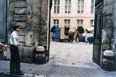 Juillet 1994. Le Crédit lyonnais fait saisir le mobilier de l’hôtel particulier de la rue des Saints-Pères.