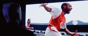 <strong>L’«Invicible», sur Canal+</strong> Diffusé le 23 janvier, le documentaire revient sur les grands moments de la carrière d’Arsène Wenger. Ici Robert Pirès et Thierry Henry, à Arsenal.