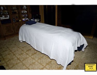 La table de massage où le milliardaire abusait de ses jeunes victimes.