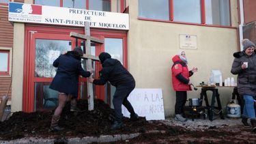 Lors d’une manifestation contre les restrictions sanitaires, le 9 janvier 2022 à Saint-Pierre-et-Miquelon, des participants s’en prennent à la préfecture.
