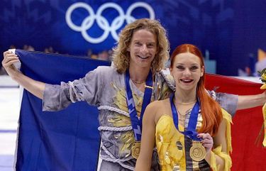 «Historique ! Gwendal et Marina offrent au patinage artistique français sa première médaille d’or depuis… 1932. Les deux champions, qui patinent ensemble depuis huit ans, n’ont jamais cessé de progresser. En 1998, aux J.O. de Nagano, ils avaient décroché le bronze.» - Paris Match n°2753, 28 février 2002.