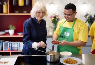 La duchesse de Cornouailles Camilla ouvre la cuisine communautaire Nourish Hub à Londres, le 10 février 2022