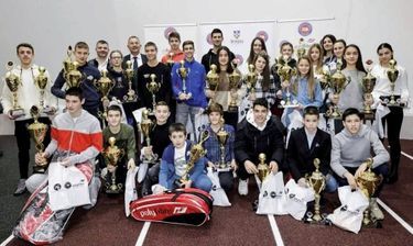 Novak Djokovic (au fond, au milieu), à une remise de prix pour jeunes joueurs près de la capitale serbe, le 17 décembre. Il avait appris sa contamination la veille.