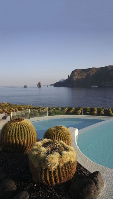 la baie de Taormine depuis la Casa Cuseni, une villa légendaire où séjournèrent artistes et intellectuels de passage : de Picasso à Greta Garbo en passant par Tennessee Williams.