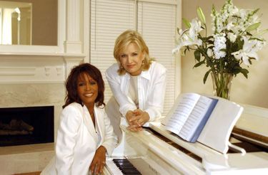 Dans sa maison d'Atlanta, Whitney Houston reçoit chez Diane Sawyer pour une interview confession en novembre 2002.