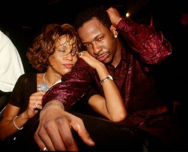 Whitney Houston et Bobby Brown à Paradise Island, aux Bahamas, lors d’une de leurs nombreuses sorties mouvementées, en décembre 2000. « C’était lui, ma drogue », confiera-t-elle plus tard.