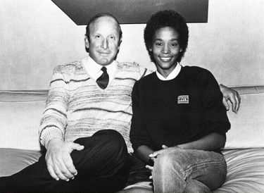 Whitney Houston et son producteur Clive Davis en 1983, après la signature de la chanteuse chez Arista Records.