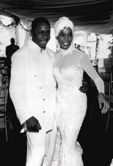 Whitney épouse Bobby Brown, le 18 juillet 1992, chez elle, dans le New Jersey, devant 800 invités. Ils s’installeront à Atlanta, la ville de Bobby